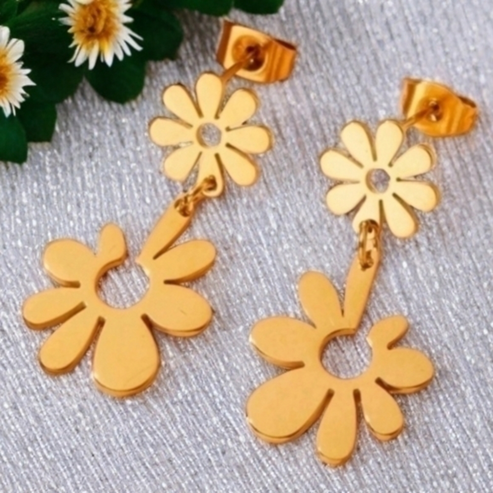 MODCLOTH RETRO VINTAGE VIBE HIPPIE FLOWER EARRINGS 1 - Picture 3 of 6